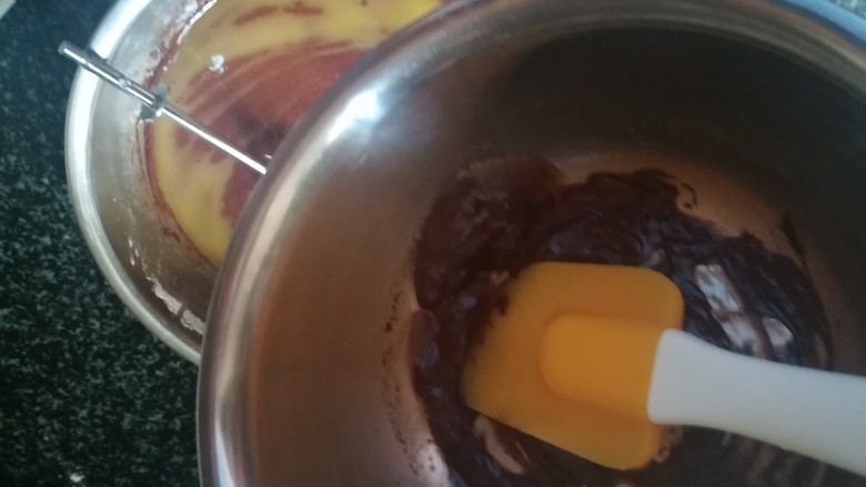 神奇的玛德琳,巧克力倒进面糊糊里面，继续搅拌，注意别太用力，别让面粉起劲道了，所以尽量不规则搅拌。