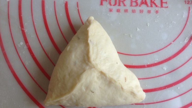 什香草土豆面包,翻面,光滑面朝下,捏成三角形