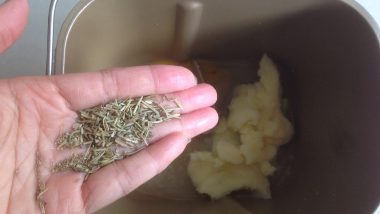 什香草土豆面包,倒入糖,盐和香草