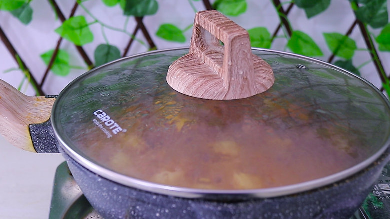 五花肉烧土豆,盖上盖子,小火炖煮25分钟