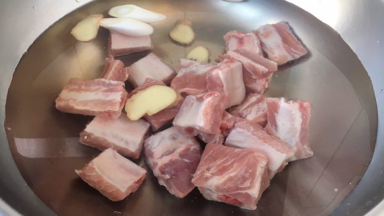 莲藕排骨汤,排骨提前焯水，焯水时一定用凉水。
焯水时可放两片<a style='color:red;display:inline-block;' href='/shicai/ 37'>姜</a>，两段<a style='color:red;display:inline-block;' href='/shicai/ 3250'>葱</a>，2勺<a style='color:red;display:inline-block;' href='/shicai/ 894'>黄酒</a>去腥。