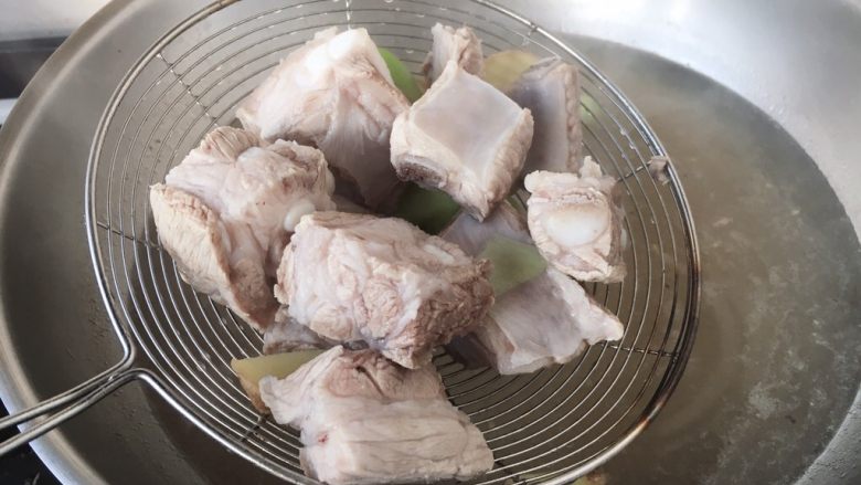 莲藕排骨汤,焯水时，水开后撇去浮末，汆烫2分钟，然后将排骨捞出来。