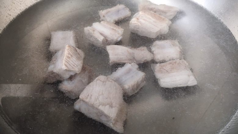 莲藕排骨汤,捞出来的排骨放在热水里清洗一遍。