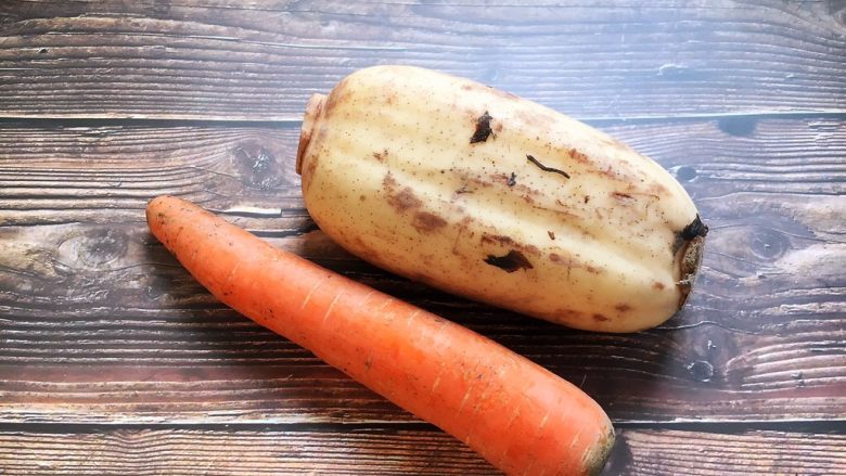 莲藕排骨汤,准备好<a style='color:red;display:inline-block;' href='/shicai/ 30'>莲藕</a>和<a style='color:red;display:inline-block;' href='/shicai/ 25'>胡萝卜</a>。