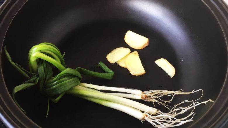 莲藕排骨汤,起一口砂锅，放入小小葱和姜片。