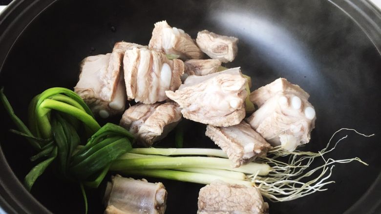 莲藕排骨汤,再放入焯过水的排骨。