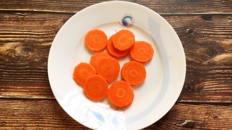 莲藕排骨汤,胡萝卜切成薄片。