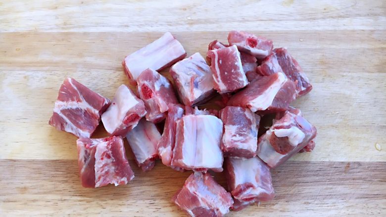 莲藕排骨汤,将<a style='color:red;display:inline-block;' href='/shicai/ 434'>排骨</a>剁成麻将牌大小的块。