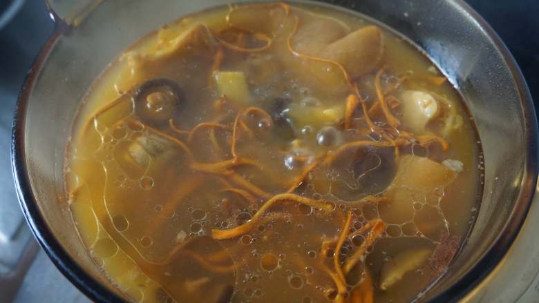 #菌类料理#虫草花养生蹄髈汤,待汤汁变得浓稠后,倒入盐进行调味