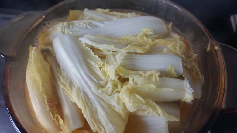 #菌类料理#虫草花养生蹄髈汤,当再次煮沸是,放入白菜心,进行炖煮