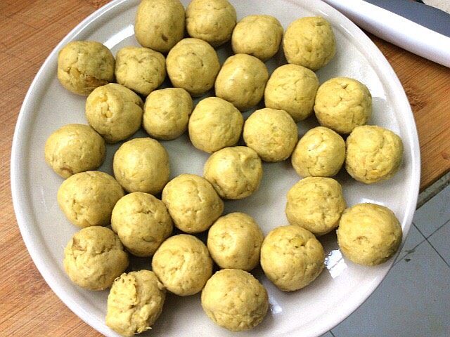 炸红薯丸子,醒好后,做成大小均匀的丸子