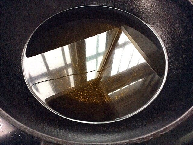 炸红薯丸子,起锅,倒入适量的油烧至四成热