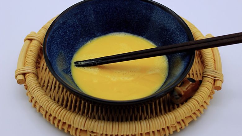 鸭蛋火腿香葱薄饼(美食锅版),用筷子把鸭蛋液搅拌均匀后