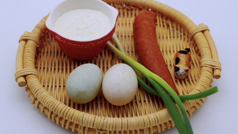 鸭蛋火腿香葱薄饼(美食锅版),准备好所有食材