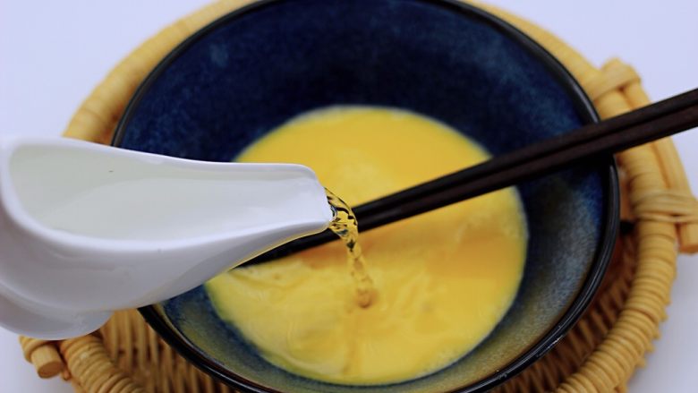 鸭蛋火腿香葱薄饼(美食锅版),加入适量清水(我用了一个半鸭蛋的量的清水)
