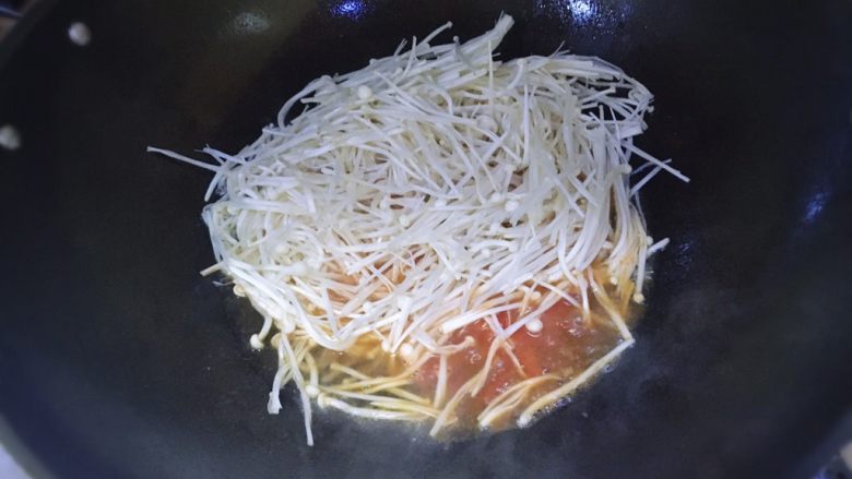 菌类料理+番茄烩金针菇,倒入洗净的金针菇,加入水和盐