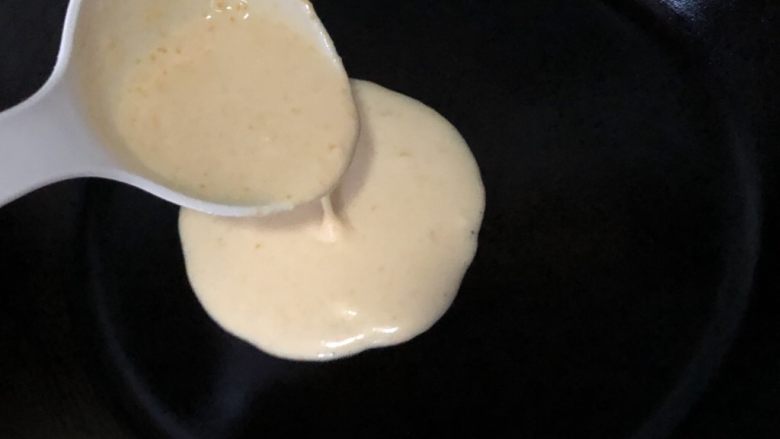 玉米松饼,倒入烧热的平底锅,让其自然摊开