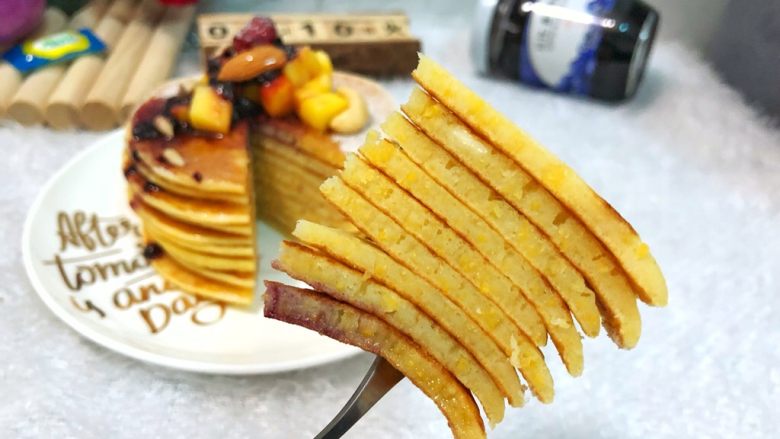 玉米松饼,来个特写,做小一点厚一点,中间可以加上豆沙馅儿,那就是铜锣烧啦!