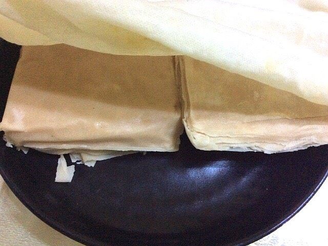 虾肉馅肉燕,取肉燕皮用湿布盖上,不要风干了,不好包