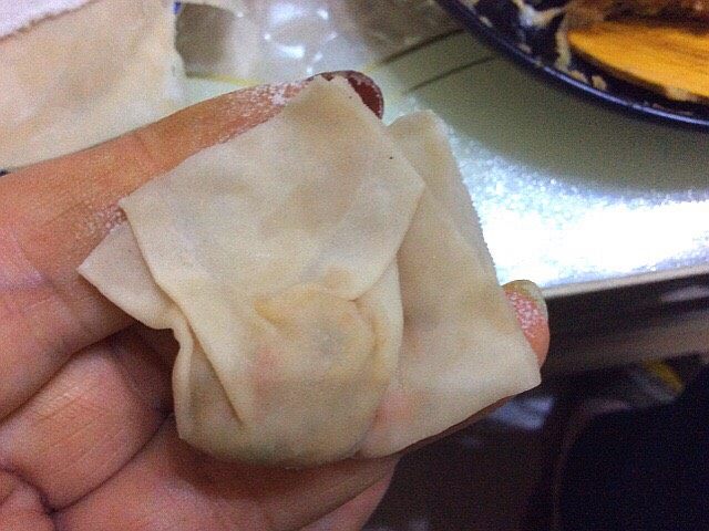 虾肉馅肉燕,提上两角,往中间对叠,就包好了