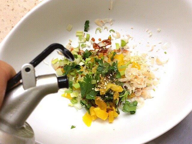 虾肉馅肉燕,取碗放入蒜苗,香菜,虾皮,酸乳瓜,放少许生抽,盐,香油,胡椒粉