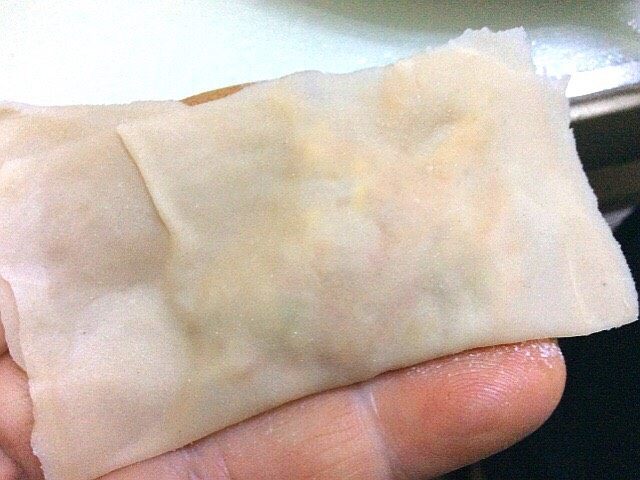 虾肉馅肉燕,对折一下,把三边捏紧