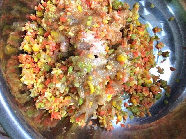 虾肉馅肉燕,虾和肉青豆玉米胡萝卜放入盆中加入少许盐,<a style='color:red;display:inline-block;' href='/shicai/ 717'>味精</a>,熟油搅拌成馅