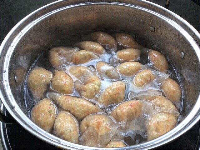 虾肉馅肉燕,点一次水,煮至肉燕肚子胀大,漂浮起来就煮好了