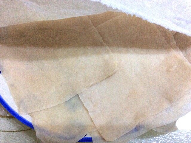 虾肉馅肉燕,先取一一点一张张揭开,包一点,取一一点