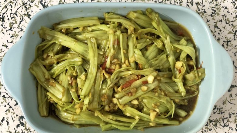 空心菜/通菜(一菜两吃),下锅翻炒几下断生后,加入调好的酱汁再炒几下,这里不需要放盐了,酱汁已经够味的,从菜下锅到炒好,大概两分钟左右就可以装盘了。