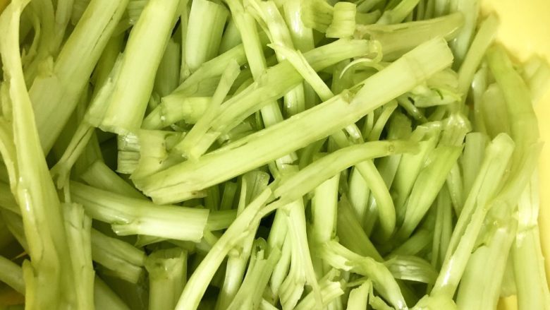 空心菜/通菜(一菜两吃),菜梗用刀拍一下,然后切成段,这样等下炒的时候比较入味