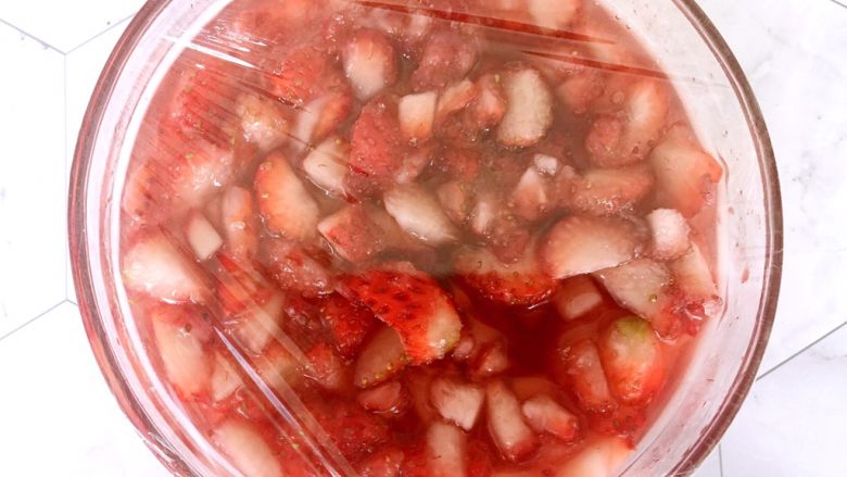 草莓果酱,保鲜膜封口,放入冰箱冷藏3-5个小时。