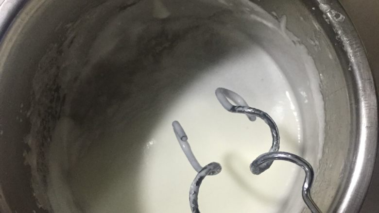 美味蓝莓酱松饼,打发蛋白💦好吧我承认没有成功,上网补课说加点白醋会好点,大家可以试试