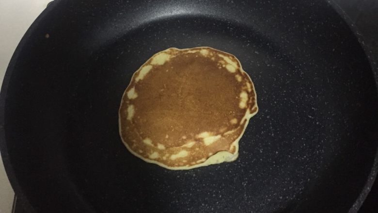 美味蓝莓酱松饼,及时翻面,尤其在不刷油的情况下
