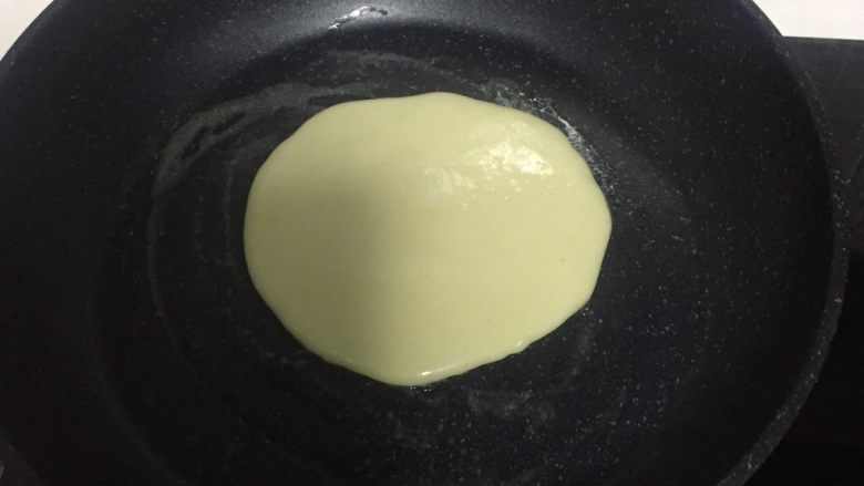 美味蓝莓酱松饼,平底锅刷一层油或者不刷都可以,关键看是不是不粘锅啦!