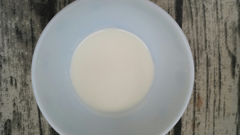 美味家庭蛋挞,两者混合,倒入一个碗里
