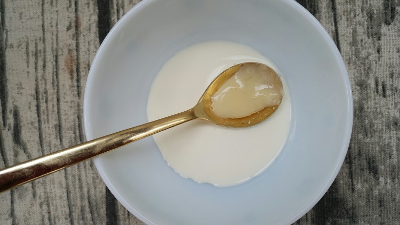 美味家庭蛋挞,搅拌均匀,再加10g<a style='color:red;display:inline-block;' href='/shicai/ 893'>炼乳</a>