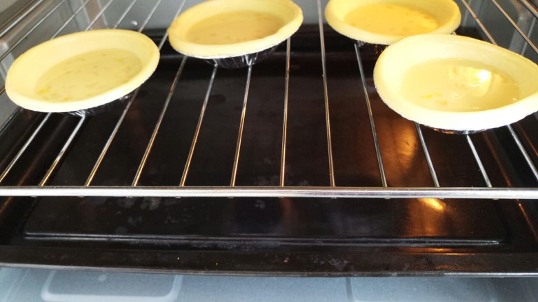 美味家庭蛋挞,然后入烤箱烤制,240°上下火,烤十分钟左右就可以