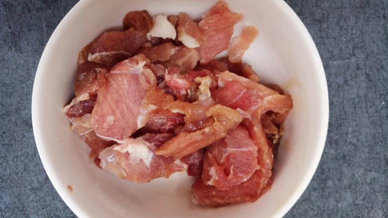 铁板牛肉,抓匀,腌15分钟,腌过的牛肉会更加嫩,也会更加入味