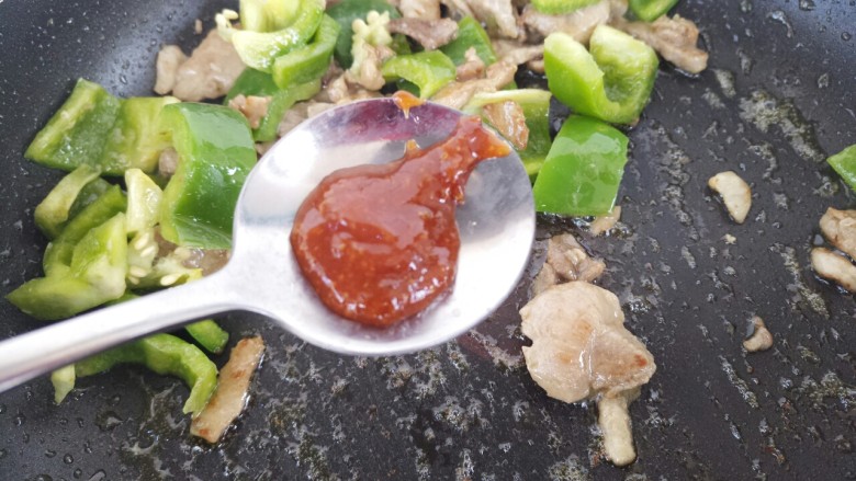 铁板牛肉,青椒炒熟后,加入一勺<a style='color:red;display:inline-block;' href='/shicai/ 47006'>烧烤酱</a>