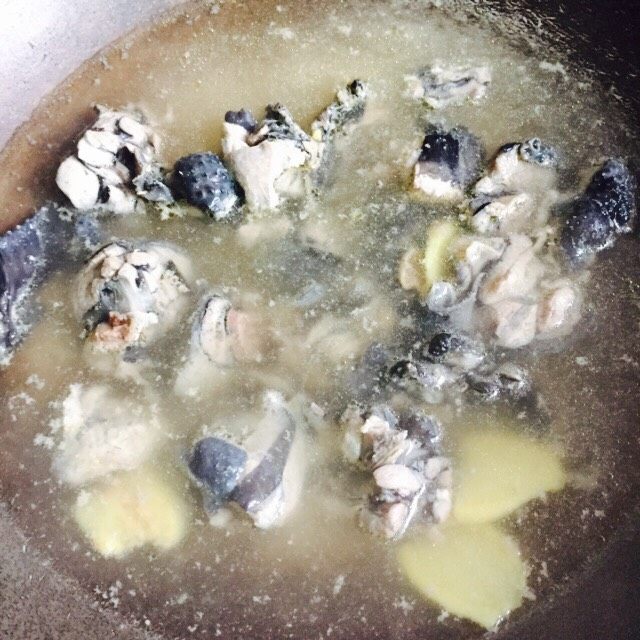 #菌类料理#虫草花炖乌鸡,大火烧开,将乌鸡焯烫至变色即可