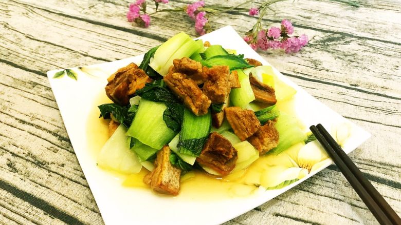 青菜炒油梭子,美味的青菜油梭子上桌了，好香啊