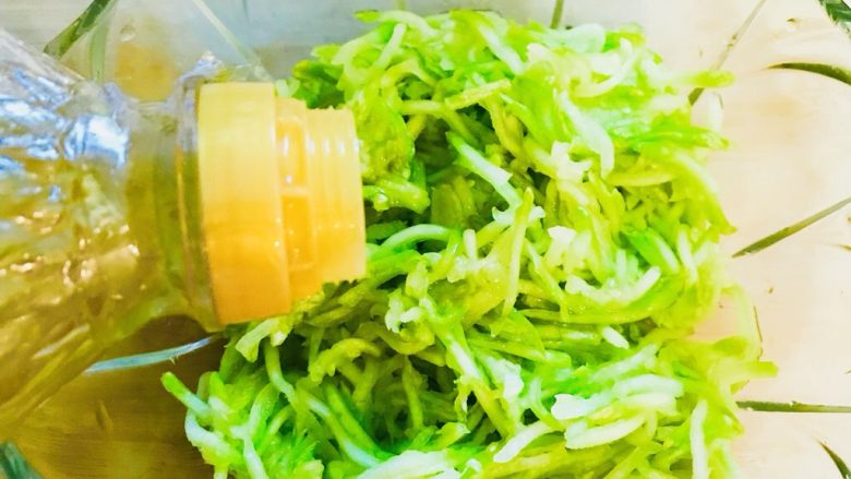 香煎锅贴儿,在西葫芦丝里加少许食用油拌匀 是为了锁住西葫芦里多余的水分 避免出汤太多 不利于我们包面皮
