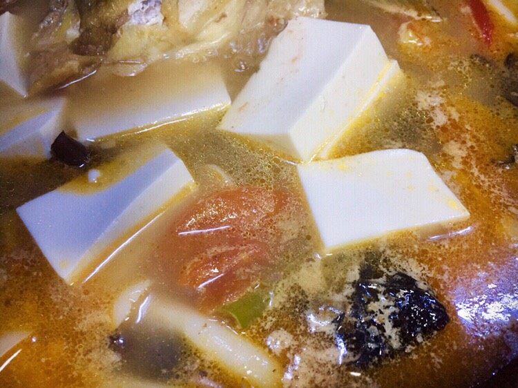 #菌类料理#白玉菇什锦鱼头汤,鱼头炖熟,加入盐,再放入豆腐,汤汁烧开两三分钟即可起锅享用了