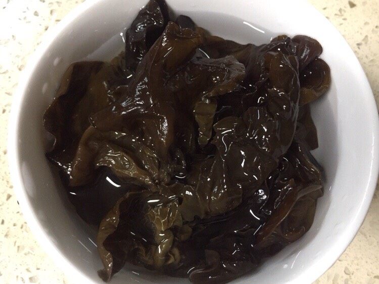 #菌类料理#白玉菇什锦鱼头汤,木耳此时已泡发,需洗净