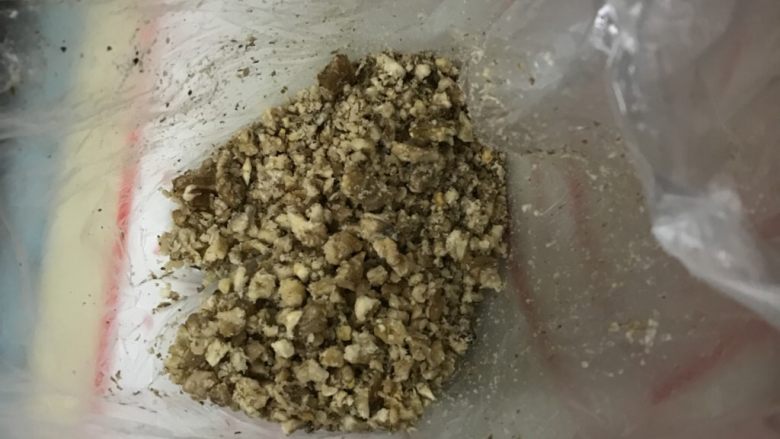 红糖香蕉核桃巧克力马芬,核桃肉放入保鲜袋用擀面杖压碎备用