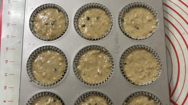 红糖香蕉核桃巧克力马芬,用勺子挖面糊倒入模具8一9 分满