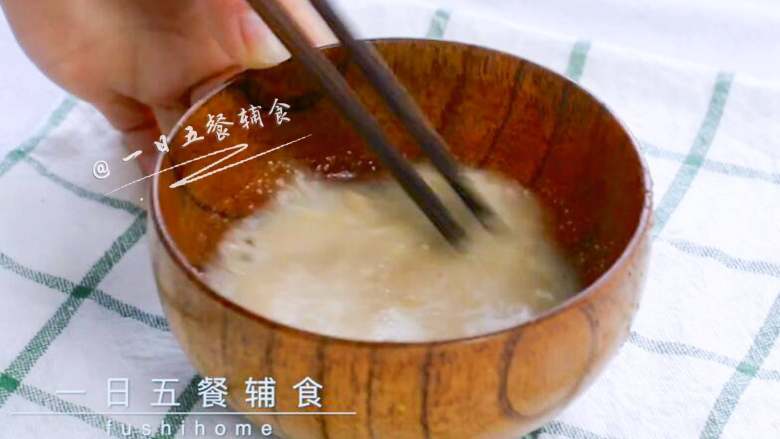 雪梨藕粉羹,藕粉放碗中,倒少许凉白开,搅匀,看不见藕粉颗粒。
>>一点凉白开,能化开藕粉即可。