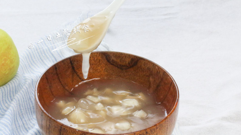 雪梨藕粉羹,这样的辅食适合6个月—11个月宝宝,还可以做1岁以上孩子和成人的早餐糊。