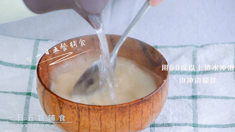 雪梨藕粉羹,用90度以上热水冲泡,边冲边搅拌。水得足够热才能将藕粉泡成透明黏糊状。